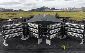 Maior central do mundo para extrair CO2 do ar lançada na Islândia