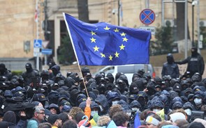 Agressões entre deputados e protestos nas ruas marcam votação de lei polémica na Geórgia
