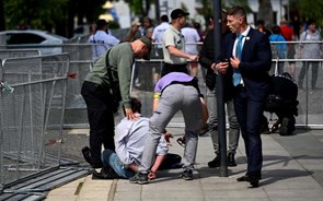 Primeiro-ministro eslovaco corre risco de vida depois de ter sido baleado