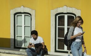 Vai viajar para fora de Portugal? Atenção ao roaming
