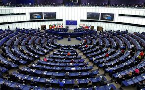 Uma moção de censura à Comissão pode ser apresentada por 72 eurodeputados.