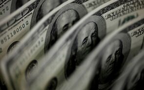 Dólar segue a desvalorizar a par do petróleo