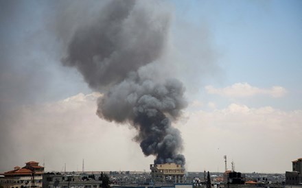 Israel contraria tribunal internacional e continua a bombardear Gaza