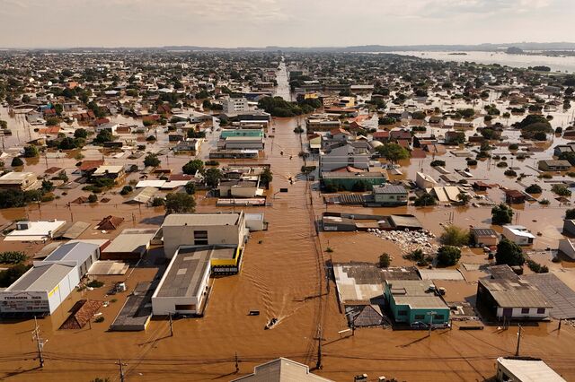 Imagens de drone mostram a devastação das cheias no sul do Brasil