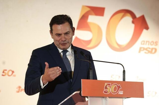 Montenegro acusa PS de 'dar colo ao Chega' e partido de Ventura de ser 'chega-me isso' dos socialistas