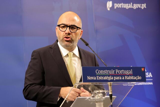Dança de cadeiras nos transportes e infraestruturas