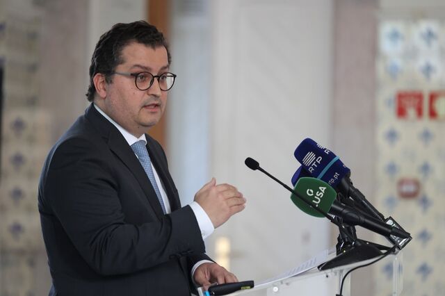 Sarmento no Eurogrupo a meio da polémica da execução orçamental