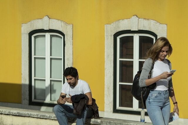 Vai viajar para fora de Portugal? Atenção ao roaming