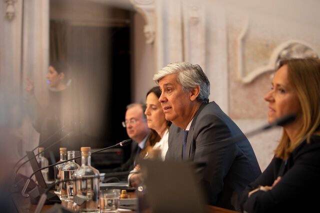 Banco de Portugal menos otimista estima PIB a crescer menos este ano