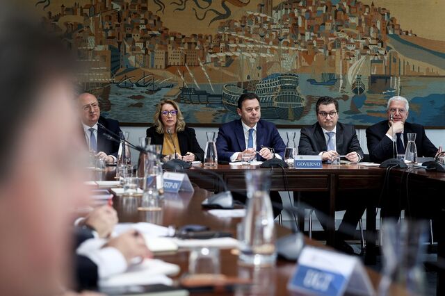 Governo quer negociar lei laboral no acordo de rendimentos