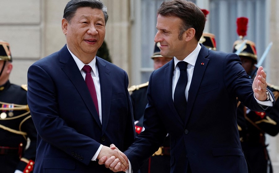 Xi iniciou visita à Europa em Paris, onde foi recebido por Macron.