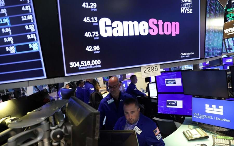 Wall Street acordou na segunda-feira com um movimento da GameStop e da AMC. A negociação chegou mesmo a ser suspensa, mas foi retomada.