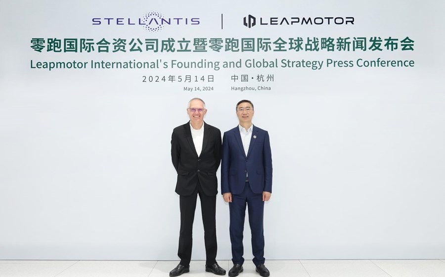 Carlos Tavares, CEO da Stellantis, e Jiangming Zhu, presidente-executivo da Leapmotor, apresentaram a nova “joint venture” em que o gigante europeu controla 51% do capital.