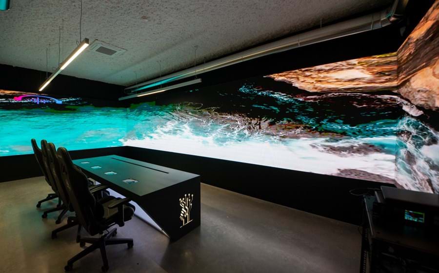 O eGames Lab está sediado no Funchal mas tem núcleos em Lisboa, Açores e Évora, onde criou “salas imersivas” para jogos e outras aplicações.