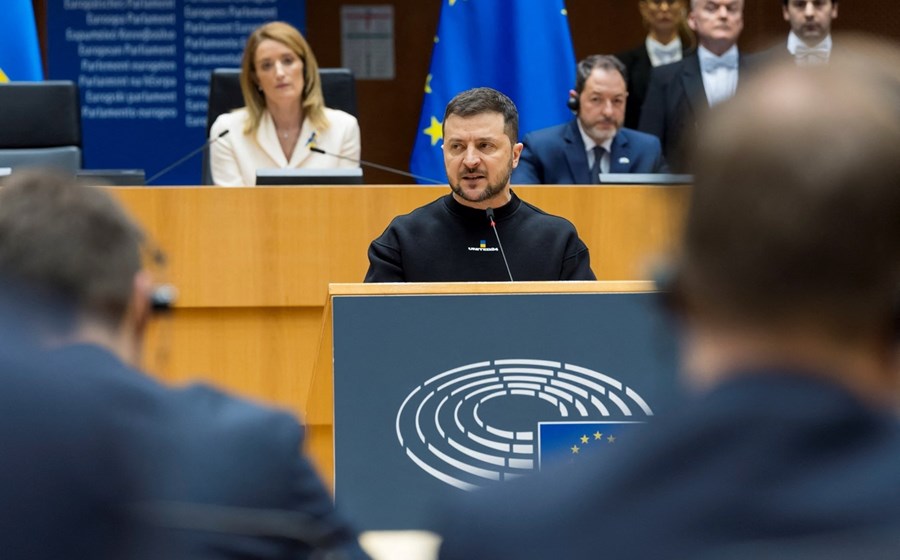 A presença de Volodymyr Zelensky no Parlamento Europeu foi um momento marcante de apoio à Ucrânia.