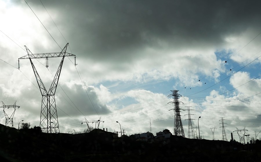 A taxa sobre o setor da energia incide sobre os ativos que as empresas detêm em Portugal, como é o caso das linhas de eletricidade da EDP e REN.