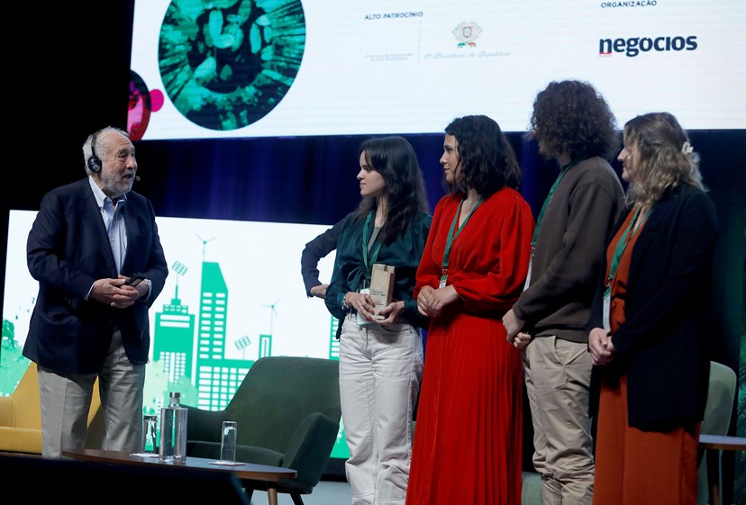O Prémio Nobel de Economia, Joseph Stiglitz, entregou o prémio Personalidade ao grupo de jovens portugueses Youth4ClimateJustice pela ação judicial no Tribunal Europeu dos Direitos Humanos interposta contra 32 países europeus pela sua inação climática.