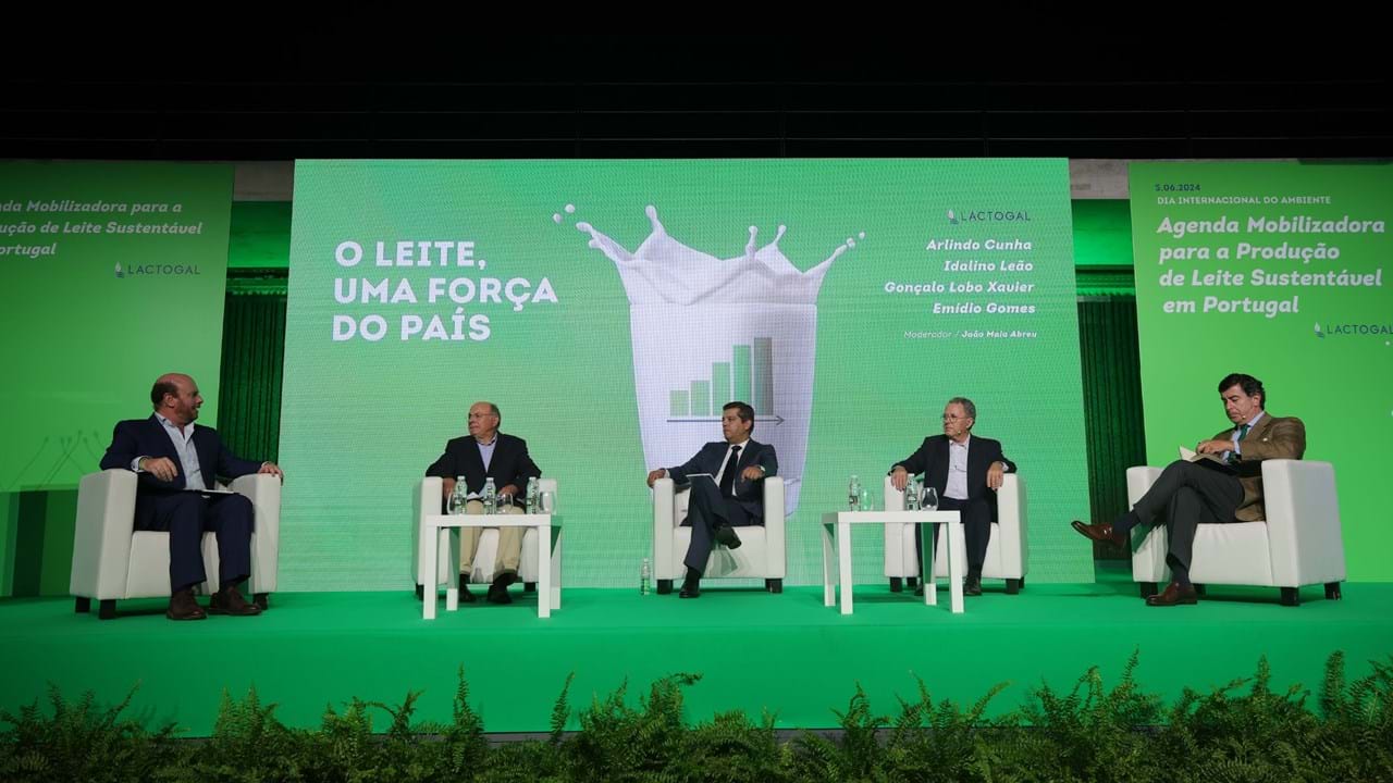 Arlindo Cunha, ex-ministro da Agricultura, Idalino Leão, presidente da CONFAGRI, Gonçalo Lobo Xavier, diretor-geral da APED, e Emídio Gomes, reitor da Universidade de Trás-os-Montes e Alto Douro, participaram no debate