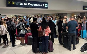 Corte de energia no aeroporto de Manchester cancela voos e provoca longas filas