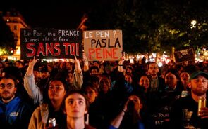 Centenas saem à rua em França e protestam contra vitória da extrema-direita