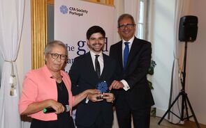 Fábio Carvalho da Silva, prémio CFA Society, com Helena Garrido e Marcos Soares Ribeiro