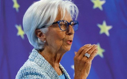 Lagarde não se compromete com mais cortes. Só 'muito mais à frente no verão' espera ter dados