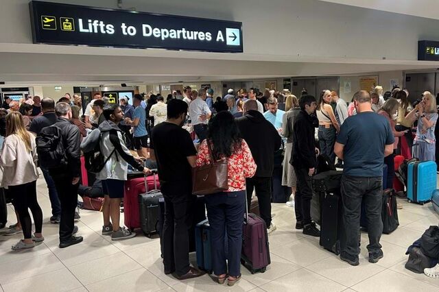 Corte de energia no aeroporto de Manchester cancela voos e provoca longas filas