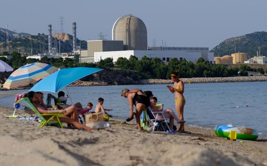 A energia nuclear não é bem vista pelas populações, mas aqui ao lado, em Espanha, os banhistas da praia de Almadrava (Catalunha) têm de conviver com a central de Vandellos II.