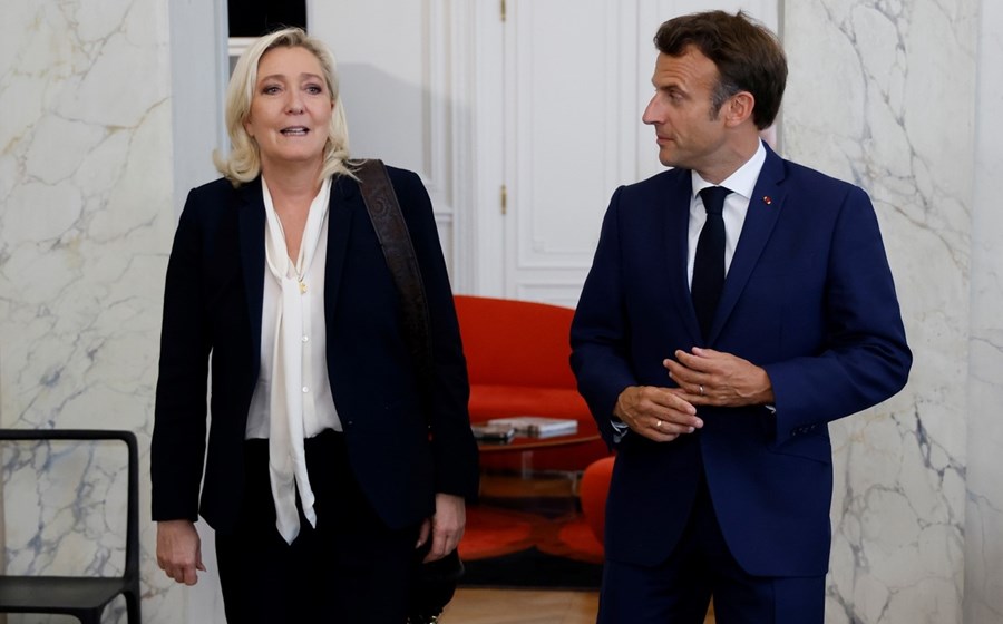 Emmanuel Macron convocou eleições antecipadas em França após a ascensão da RN, liderada por Marine Le Pen, nas europeias do início do mês.