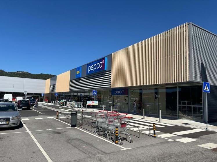 O Retail Park Vizela é constituído pelo espaço fundacional, o Modelo Continente, e mais meia dúzia de lojas.