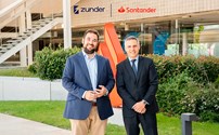 Daniel Pérez, CEO e cofundador da Zunder (à esquerda, na foto), com Benoit Felix, do Banco Santander, com quem assinou um empréstimo verde de 225 milhões de euros.