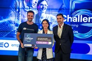 Simão Carvalho e Joana Figueiredo CTO e CEO da eDynamics, com Nuno Nunes, Chief Sales Officer B2B da Altice Portugal. A empresa venceu a categoria Melhor Solução de Origem Portuguesa com o desenvolvimento de uma 'palmilha inteligente'