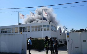 Incêndio destrói fábrica em Gaia de grupo dinamarquês. 400 empregos em risco