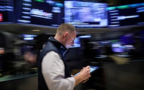 Wall Street encerra mista. Tecnológicas travaram maiores ganhos