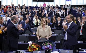 Roberta Metsola reeleita presidente de um Parlamento Europeu mais dividido