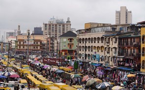 Nigéria duplica o salário mínimo para 39,6 euros após aumento do custo de vida