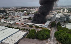 Incêndio na Auto Sueco no Porto está 'completamente extinto'