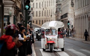 Mil tuk tuk 'à solta' em Lisboa vão ser limitados a metade e o estacionamento regulado