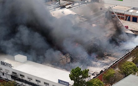 Incêndio que destrói edifício da Auto Sueco no Porto está circunscrito