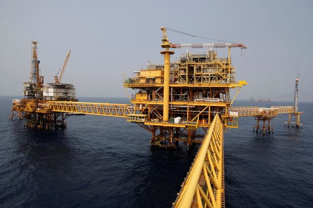 OPEP+ prolonga cortes de produção e volta a abrir as 'torneiras' em abril