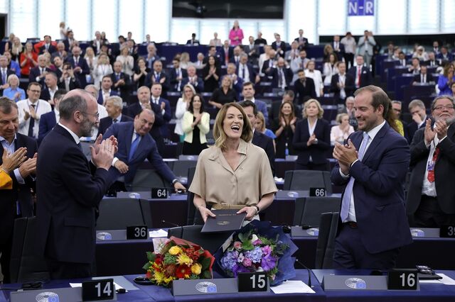 Roberta Metsola reeleita presidente de um Parlamento Europeu mais dividido