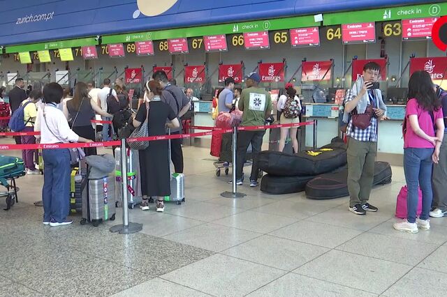 Filas para ‘check-in’ e voos atrasados no aeroporto de Lisboa devido a falha da Microsoft