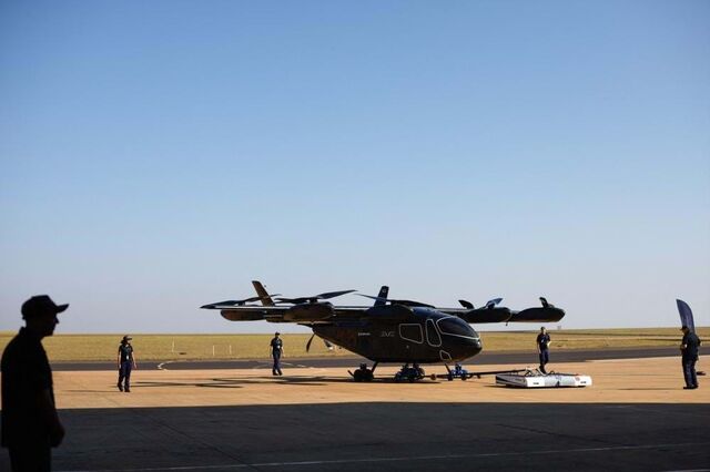 Embraer revela primeiro protótipo em escala real de táxi aéreo