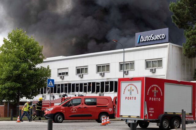 Incêndio consome armazéns da Auto Sueco na zona industrial do Porto