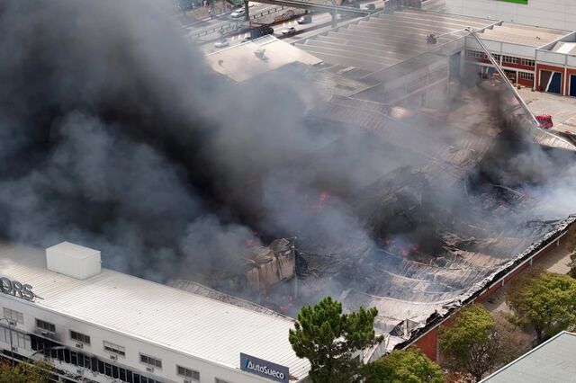 Incêndio que destrói edifício da Auto Sueco no Porto está circunscrito