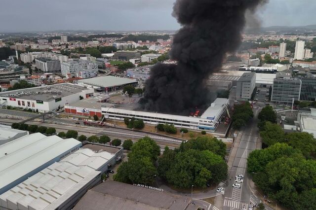 Incêndio na Auto Sueco no Porto está 'completamente extinto'