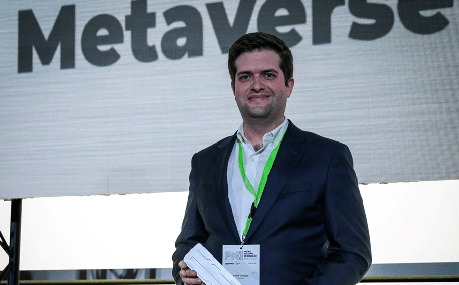 André Campos, diretor  de Estratégia, Inovação  e Transformação da Sogrape, com um dos prémios atribuídos no Prémio Nacional de Inovação.