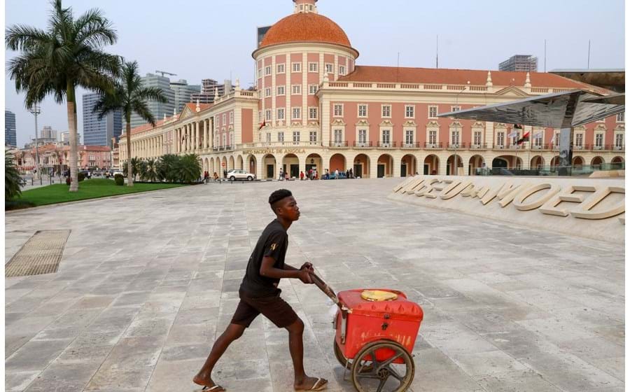 A falta de divisas estrangeiras é um problema recorrente em Angola.