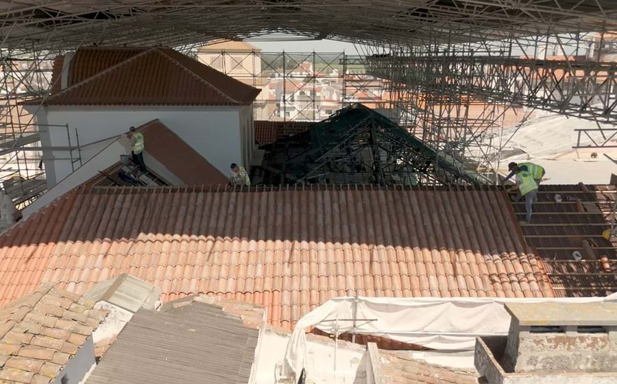 Escondidas debaixo destas inovadoras “telhas solares”, na cobertura da Câmara Municipal de Évora, estão células fotovoltaicas que geram energia.