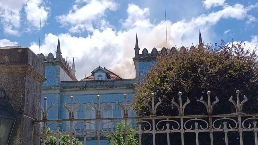 Um incêndio está a consumir a casa da Quinta Villa Beatriz.